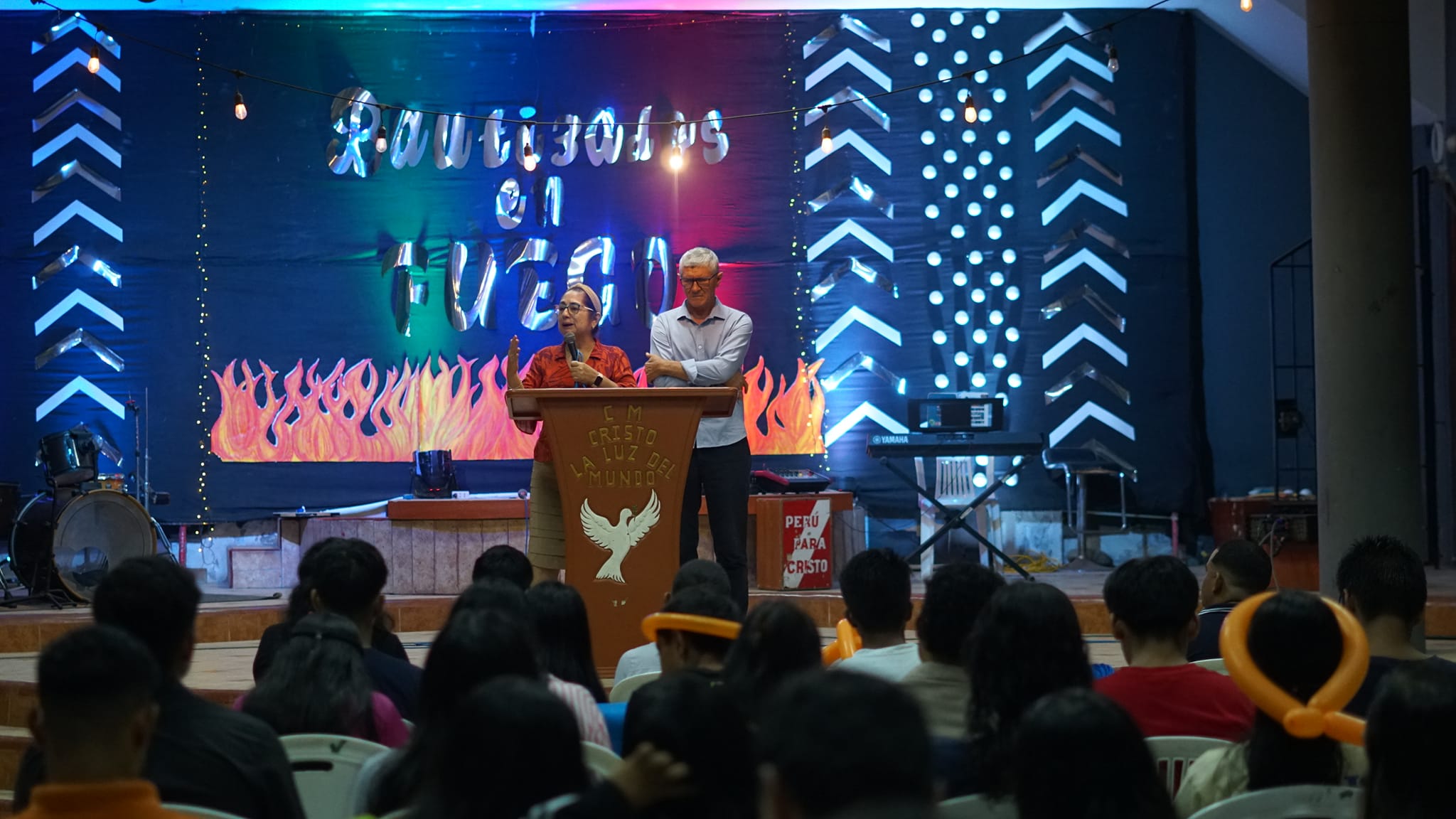 Jóvenes en reunión