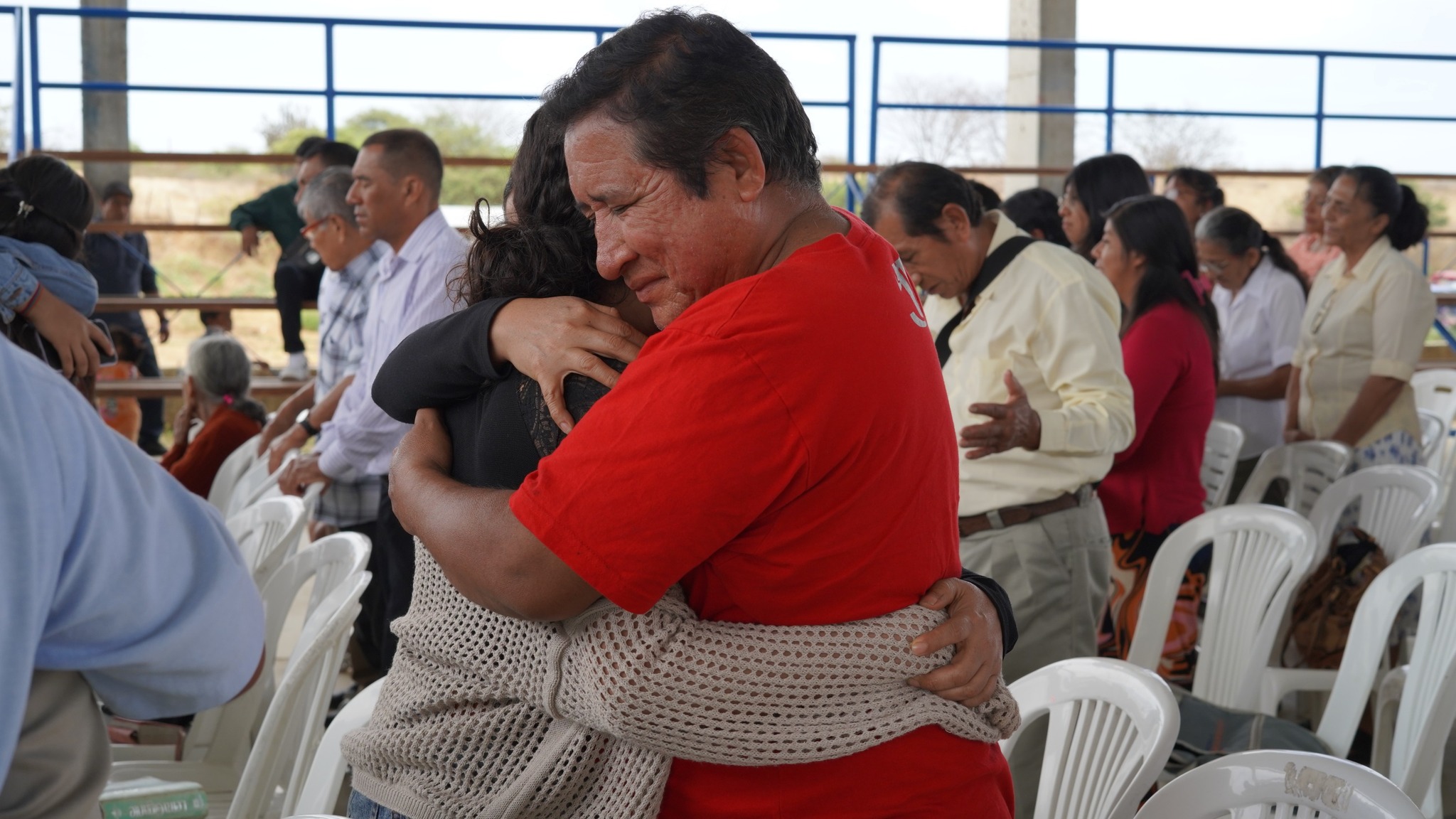 Grupo de personas reunidas en una célula