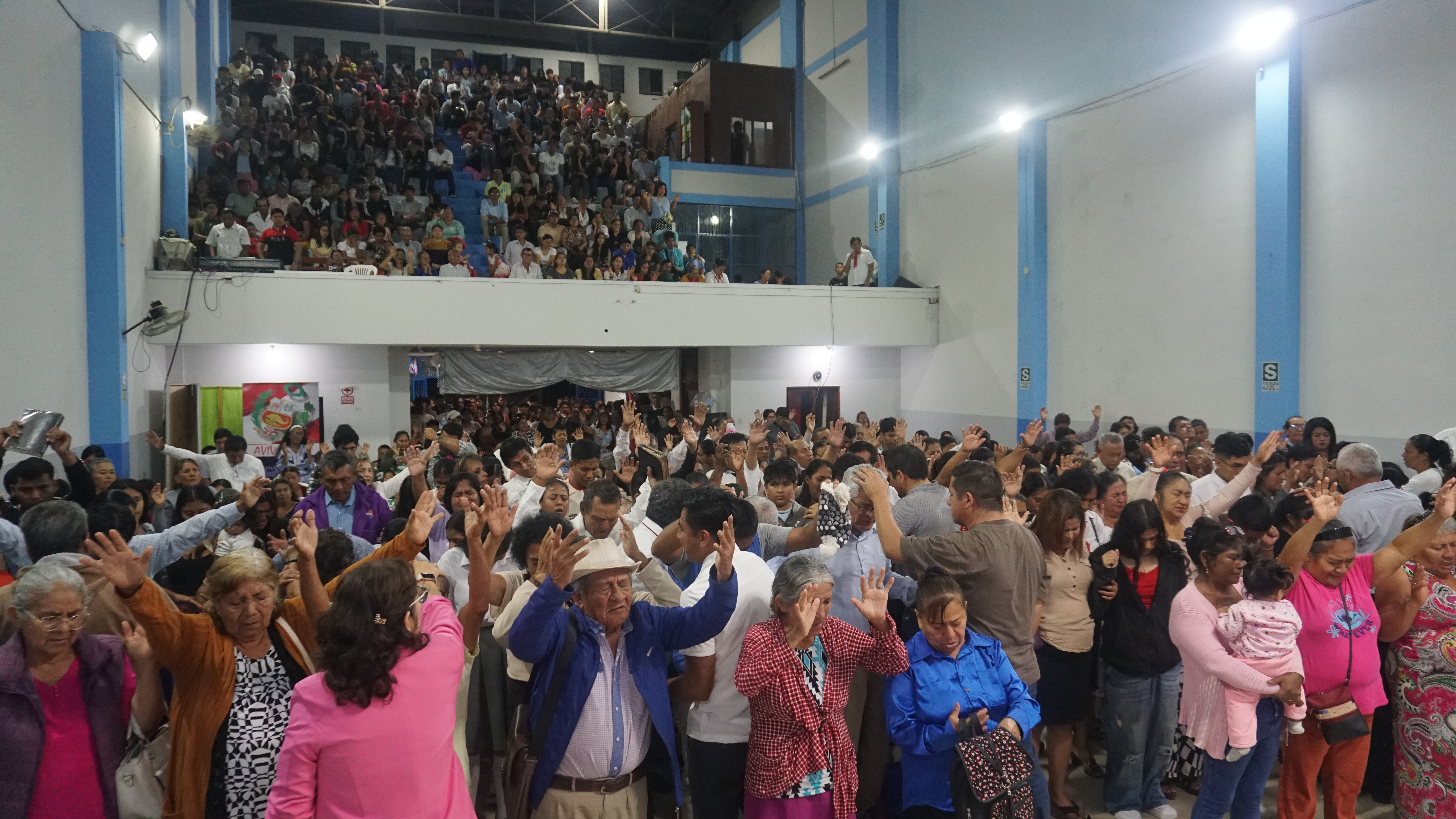 Personas en adoración durante el retiro